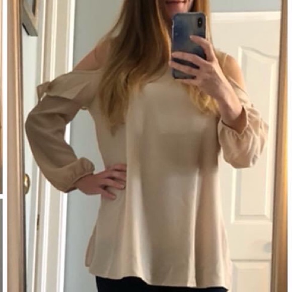 Taupe cold shoulder tie sleeve detail top, NWOT - Picture 5 of 10